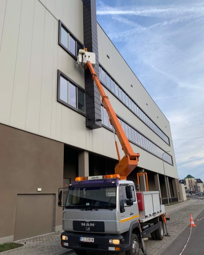 Mycie okien na wysokości Poznań za pomocą podnośnika koszowego.