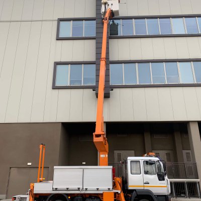 Mycie okien na wysokościach Poznań - z podnośnika koszowego