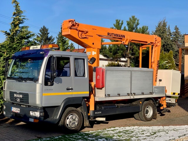 Podnośnik koszowy Ruthmann Steiger tK 170 w lesie