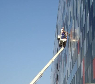 Mycie elewacji Poznań - z wykorzystaniem podnośnika koszowego