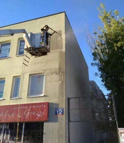 Mycie elewacji Poznań - za pomocą podnośnika koszowego
